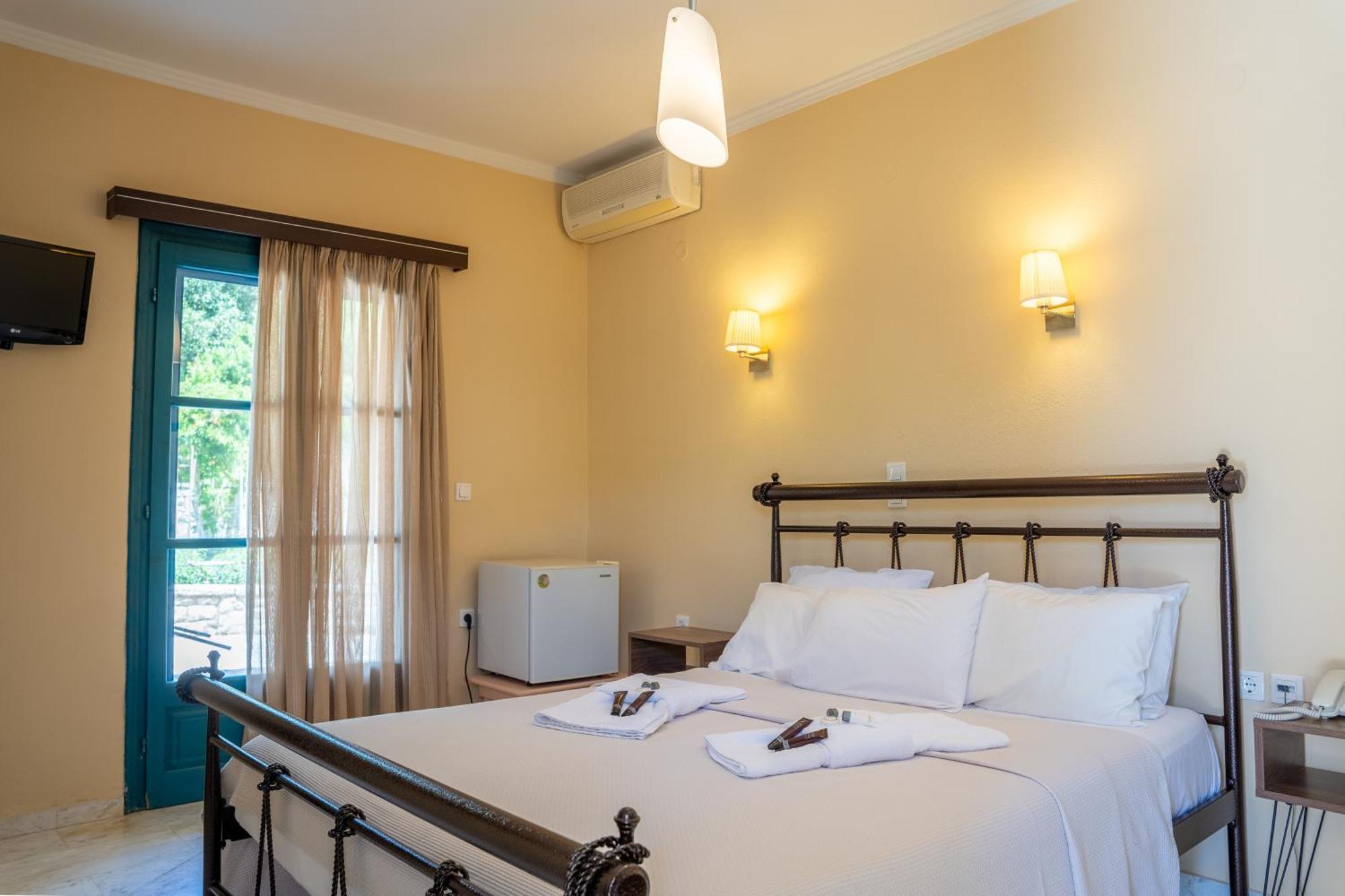 Karavostasi Beach Hotel Пердіка Екстер'єр фото